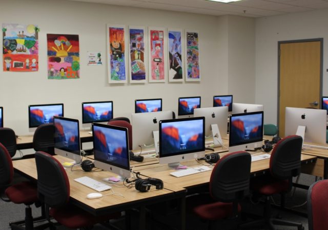 Penn Alexander Computer Lab with apple computers